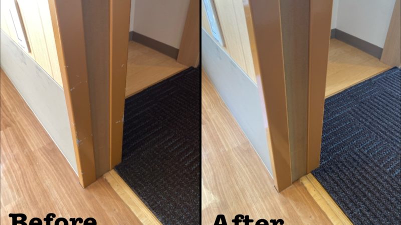 施設の入り口ドア枠の塗装剥がれ / 埼玉県上尾市